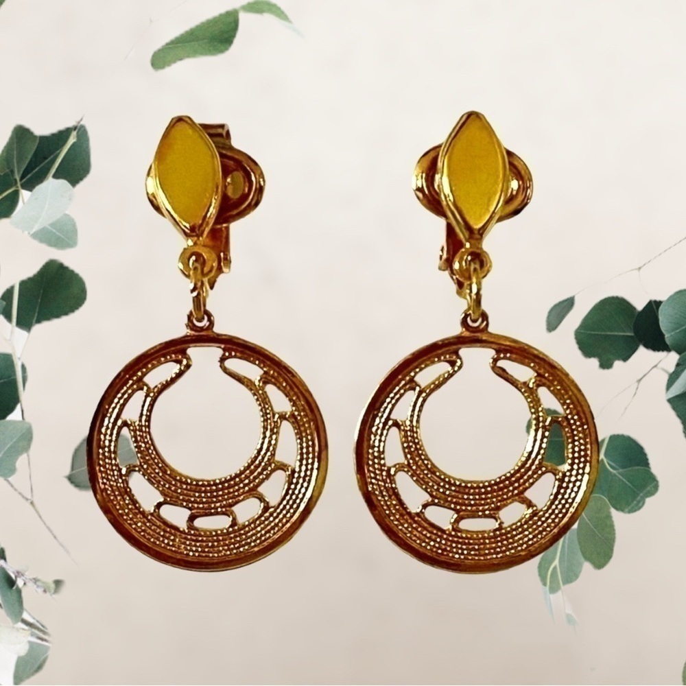 Vintage Crown Trifari Gold Tone Clip-on Earrings​​​​​​​​​​​​​​​​​​​​​​​​​​​​​